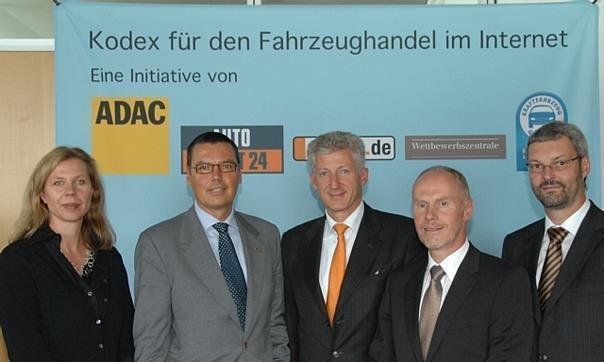 ZDK-Geschäftsführer Ulrich Dilcher, Dr. Andreas Ottofülling (Wettbewerbszentrale), Stefan J. Gaul (Mobile.de), Dr. Nicola Carbonari (Auto Scout24) und Silvia Schattenkirchner (ADAC). Foto: UnitedPictures